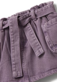 Los pantalones cortos de mezclilla morados presentan una cintura ancha con un cinturón atado, un bolsillo lateral y un acabado suave y texturizado. Las costuras visibles acentúan el diseño.