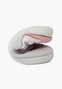 Sneaker piegato caratterizzato da una suola in gomma bianca, parte superiore in suede grigio e dettagli in pelle rosa. Forma arrotondata con una finitura testurizzata.