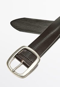 Brun läderbälte med en strukturerad yta, med en silverfärgad rektangulär spänne och synliga stygn längs kanten.