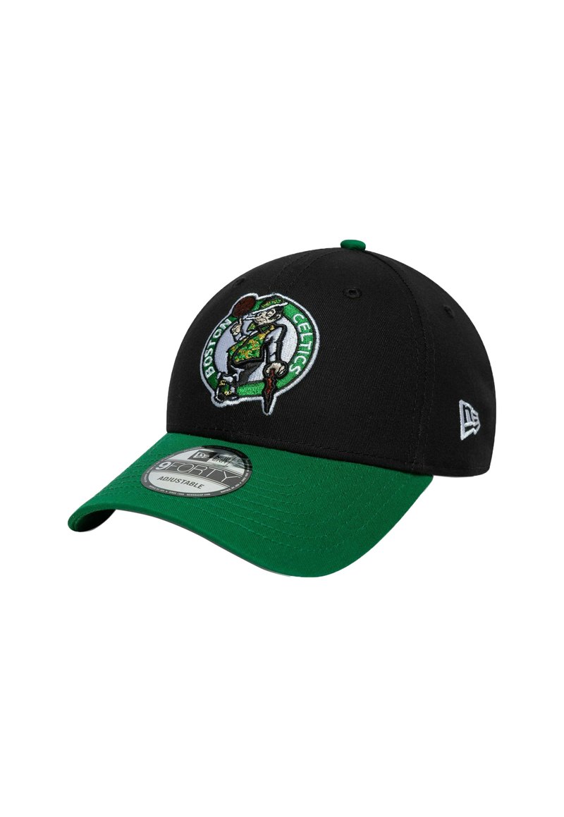 Cappellino da baseball nero con visiera verde, dotato di un logo ricamato dei Boston Celtics e una superficie in tessuto testurizzato. Vestibilità regolabile.