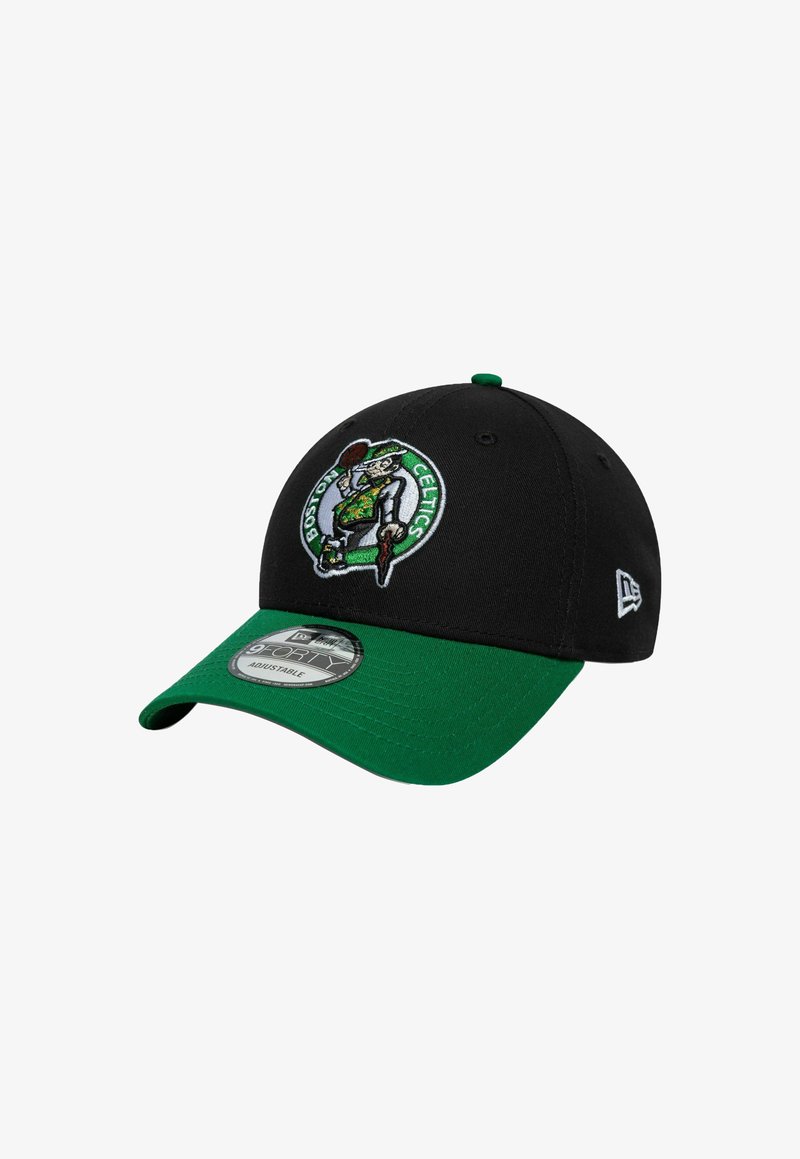 Cappellino da baseball nero con visiera verde, dotato di un logo ricamato dei Boston Celtics e una superficie in tessuto testurizzato. Vestibilità regolabile.