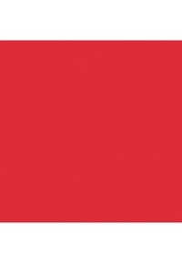 Rødt lagersbånd med gule og sortstribede sikkerhedskanter og stabler af brune kasser.