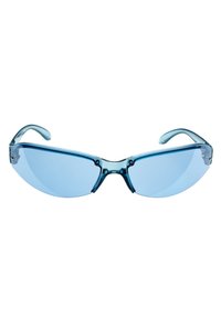 Gafas de sol de plástico con lentes tintados de azul, en una forma elegante de gato, y un marco transparente con brazos curvados y pequeños acentos de remache.