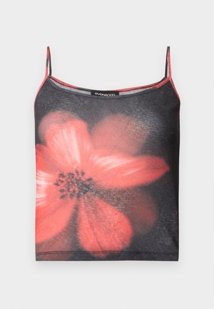 Μαύρο κοντό τοπ με λεπτές τιράντες, μεγάλο θολωτό κόκκινο μοτίβο λουλουδιού και ετικέτα της μάρκας Even & Odd στη λαιμόκοψη.