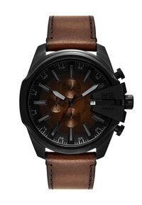 Montre chronographe noire avec un bracelet en cuir marron, doté d'un cadran sombre et de trois sous-cadrans. Affichage de la date à 4 heures.