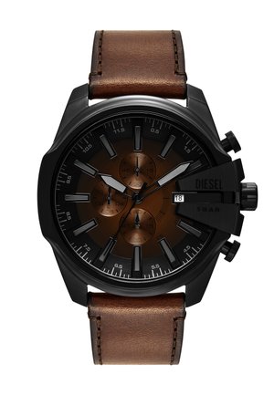 Montre chronographe noire avec un bracelet en cuir marron, doté d'un cadran sombre et de trois sous-cadrans. Affichage de la date à 4 heures.