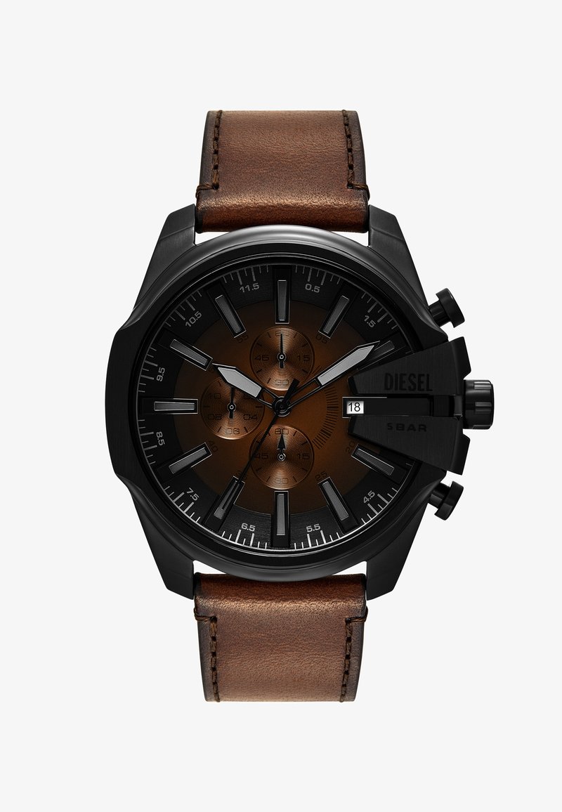Relógio cronógrafo preto com uma bracelete de couro castanho, apresentando um mostrador escuro e três submostradores. Exibição da data na posição das 4 horas.