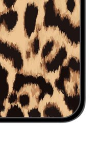 Panterprint met tinten van tan en zwart, gemengd met zachte randen, omkaderd door een dunne zwarte rand.