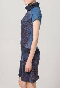 Robe bleue à manches courtes avec un col haut, présentant un motif floral sombre et une taille cintrée. Fabriquée en tissu doux et texturé.