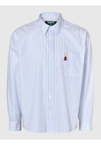 Modra in bela s svetlo modrimi navpičnimi črtami srajca z dolgimi rokavi in gumbi, z majhno vezeno podobo na levi prsni žep.