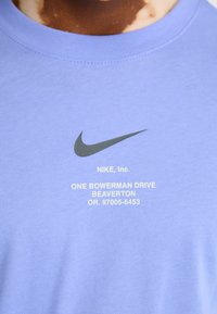 Nike Sportswear TEE - Apdrukāts T-krekls - royal pulse