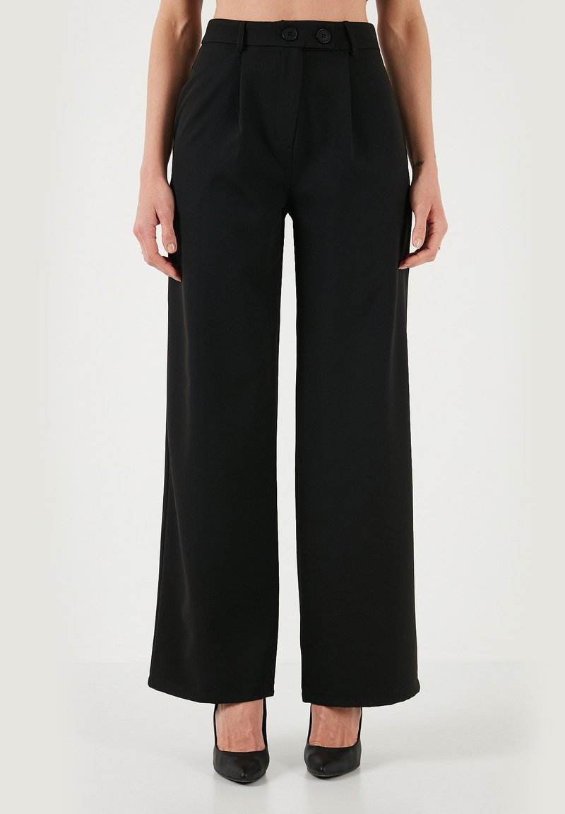 Black wide-leg trousers made from smooth fabric. Features a high waist, front pleats, and dual button closure. Designed for a relaxed fit.