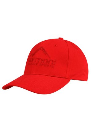 Rote Baseballmütze aus Stoff mit gebogenem Schirm. Verfügt über gesticktes Branding auf der Vorderseite und ein Nähmuster entlang der Nähte.