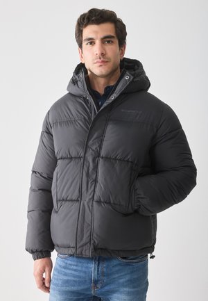 Chaqueta de plumas negra con capucha, que presenta un diseño acolchado y puños elásticos. Adecuada para el clima frío con un ajuste informal.