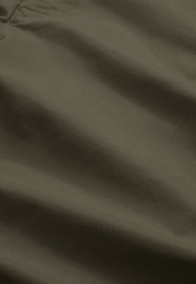 Ciemnooliwkowy materiał o gładkiej teksturze, z subtelnymi ukośnymi liniami. Miękki, trwały materiał, lekko pognieciony.