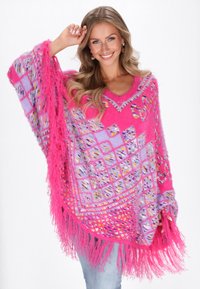 Fuchsia en lavendel gedrukt poncho met franjes; zachte, gestructureerde stof; v-hals ontwerp; oversized, vloeiende mouwen.