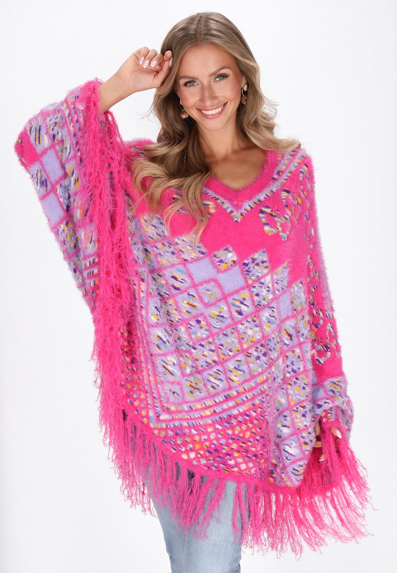 Fuchsia en lavendel gedrukt poncho met franjes; zachte, gestructureerde stof; v-hals ontwerp; oversized, vloeiende mouwen.