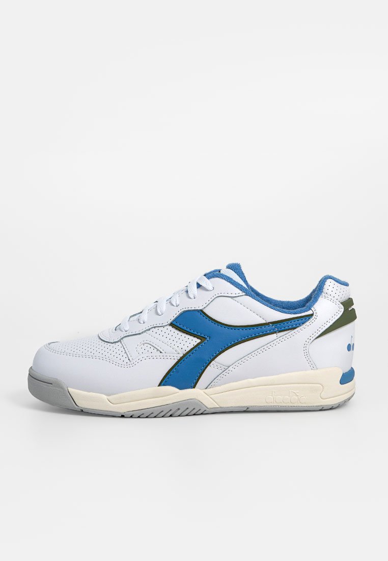 Białe sneakersy z niebieskimi i zielonymi akcentami, perforowana tekstura na palcach, zaokrąglony kształt, wyściełany kołnierz i gumowa podeszwa.