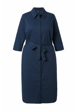 Vestito-camicia blu navy al ginocchio con maniche 3/4, colletto appuntito, bottoni frontali e cintura annodata in vita.