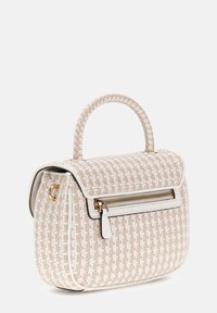 Borsa intrecciata in rosa chiaro e bianco, caratterizzata da una forma strutturata, manico intrecciato, tasca frontale con zip e dettagli in metallo color oro.