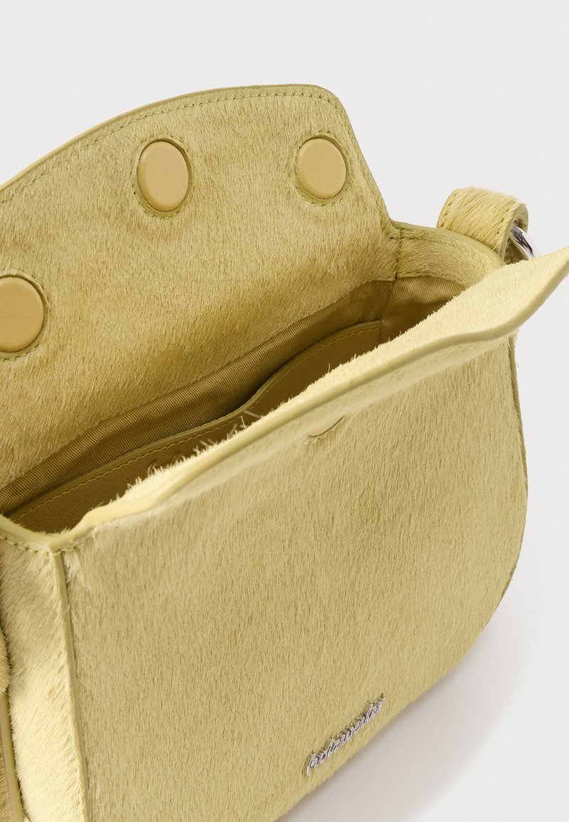 Kleine gele handtas met een gestructureerd oppervlak, open klep die de stoffen binnenkant en drie magnetische drukkers aan de binnenzijde van de klep toont.