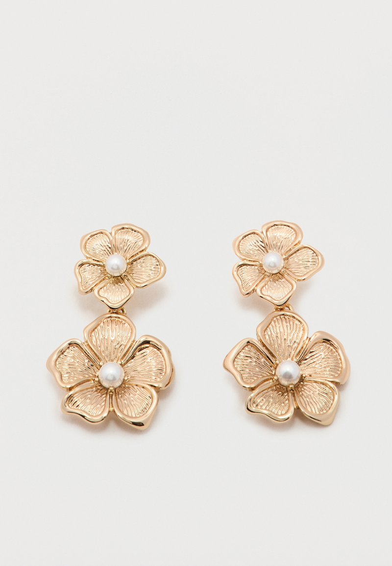 Σκουλαρίκια σε χρυσή απόχρωση, με σχήμα δύο συνδεδεμένων λουλουδιών με υφασμένα πέταλα και μαργαριτάρι στο κέντρο κάθε λουλουδιού.