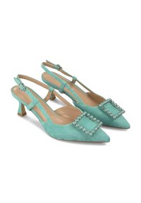 Zapatos de tacón slingback en ante verde menta, con punta afilada, tacón bajo y decorativa hebilla cuadrada con acentos de cuentas transparentes.