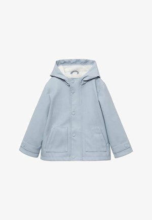 Jachetă impermeabilă de culoare albastru deschis, cu glugă, capse, două buzunare frontale și o căptușeală moale, texturată. Design simplu, cu croială dreaptă.