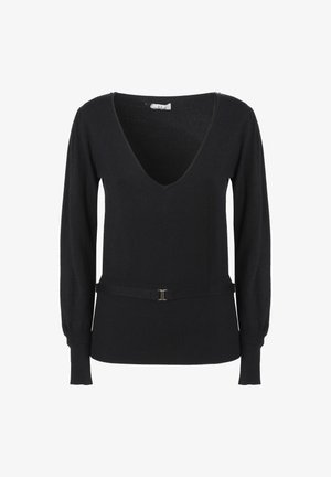 Suéter negro de manga larga con un profundo escote en V, textura acanalada y un cinturón ajustado en la cintura que presenta un acento metálico.