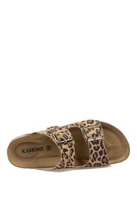 Sandalia deslizante con estampado de leopardo, dos hebillas ajustables, parte superior suave tipo ante y plantilla de corcho, con una suela en tono neutro. 