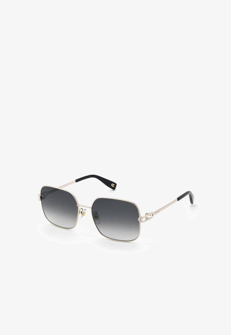 Lunettes de soleil carrées avec fines montures métalliques dorées et verres dégradés gris foncé, branches noires et plaquettes de nez réglables.