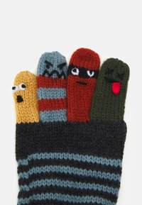 Gestrickte fingerlose Handschuhe in Dunkelgrau mit bunten Figuren: gelb, blau gestreift, rot und grün. Jede hat einzigartige Gesichtszüge.