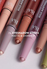 Cinq crayons à paupières avec des finitions mates et irisées dans différentes couleurs : beige, pêche, lavande, rose et bronze. Chacun présente un design élégant.