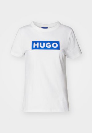Weißes Baumwoll-T-Shirt mit einem blauen rechteckigen "HUGO"-Logo, das quer über die Brust gedruckt ist. Klassischer Rundhalsausschnitt und kurze Ärmel.