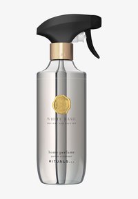 Gennemsigtig sprayflaske med en sort trigger, guld detaljer og en etikette med teksten "Hvid Basilikum Hjemmeparfume" i sort skrift.