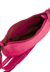 Lyserød læder crossbody taske med en glat overflade, lynlåslukning, brunt stofforing og indvendig lynlåslomme til organisering.