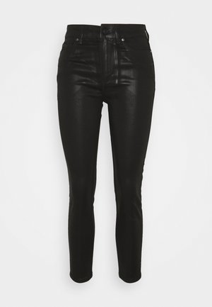 Zwarte denim jeans met een hoge taille, een slanke pasvorm en een lichte glans. Voorzien van steekzakken aan de voorkant en een ritssluiting met knoop.