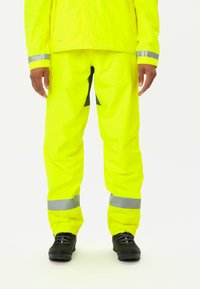 Giacca e pantaloni antipioggia ad alta visibilità in giallo brillante, con strisce riflettenti, materiale impermeabile e vestibilità rilassata.