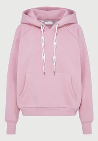 Pull-over rose avec poche kangourou à l'avant, poignets et ourlet côtelés, et cordons blancs imprimés avec le nom de la marque.