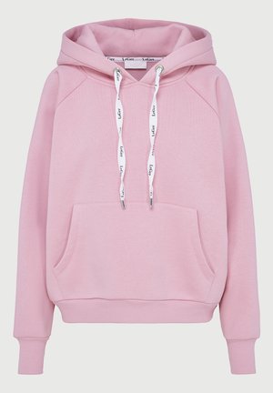 Pull-over rose avec poche kangourou à l'avant, poignets et ourlet côtelés, et cordons blancs imprimés avec le nom de la marque.