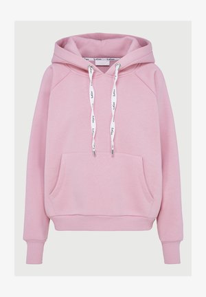 Roze pullover hoodie met een voorste kenguruzak, ribgebreide manchetten en zoom, en witte trekkoorden met de merknaam bedrukt.