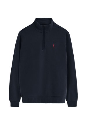 Pullover in pile blu navy con colletto mezza zip. Presenta un piccolo logo rosso sul petto e polsini e orlo a coste. Texture morbida.