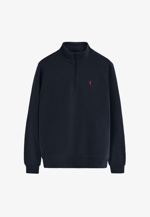 Marineblauwe fleece pullover met een rits tot de helft. Voorzien van een klein rood logo op de borst en ribgebreide manchetten en zoom. Zachte textuur.