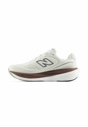 Chaussure de course New Balance blanche et beige avec semelle intermédiaire marron, tige en mesh et logo noir sur le côté, présentée sur fond blanc.