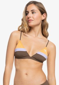 Driehoek bikini-top in bruin, geel en lila. Bevat dunne bandjes en een speelse kleurblokontwerp. Zachte textuur, minimale hardware.