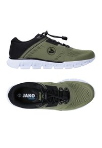 Groene en zwarte sport schoenen met een bovenwerk van mesh, dikke witte zool, elastische veters en logo details. Lichtgewicht ontwerp met ademende textuur.