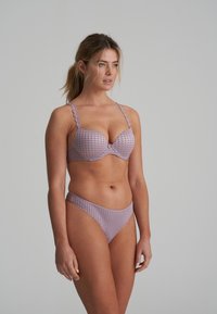 Lila karierte Bikini-Set mit gepolstertem BH und verstellbaren Spitzen-Trägern sowie passenden, niedrig geschnittenen Unterteilen mit subtiler Textur.