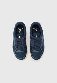 Et par marineblå Jordan sneakers med hvid stikning og Jumpman-logo indeni, set ovenfra på en hvid baggrund.