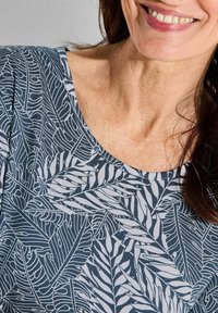 Marineblauw T-shirt met korte mouwen en een ronde halslijn, voorzien van een wit bladerenpatroon en een gladde, zachte stoftextuur.