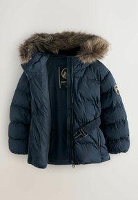 Tumši zils puferjakas ar mākslīgo kažokādu odētiem kapuci, izšūtu dizainu, elastīgu jostu un sānu rāvējslēdzēja kabatām. Iespējams, ir akcentēta zīmola logotipa plāksne.